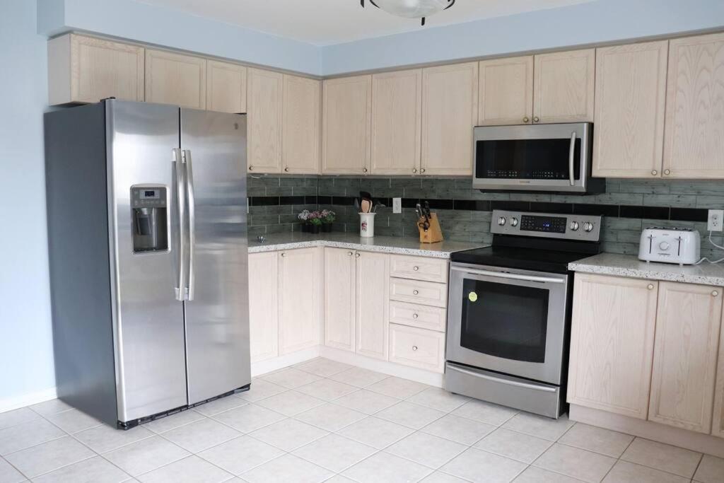 Entire 4 Bed Room Detached Residential Home Ajax Exterior photo