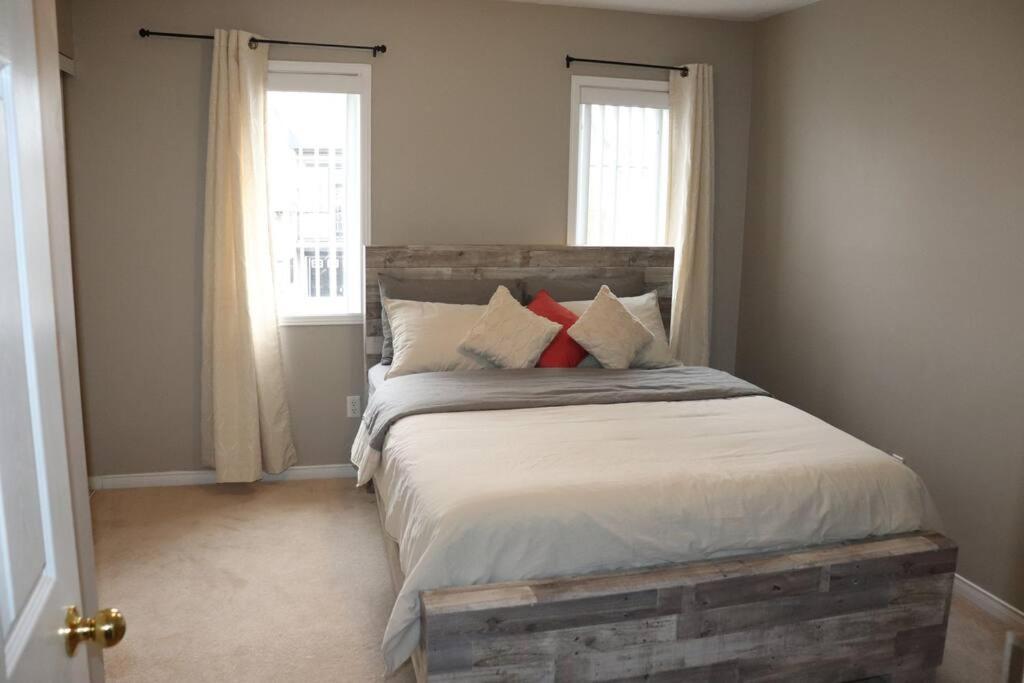 Entire 4 Bed Room Detached Residential Home Ajax Exterior photo