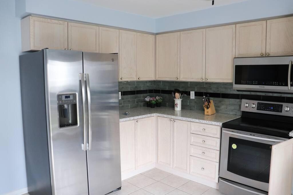 Entire 4 Bed Room Detached Residential Home Ajax Exterior photo